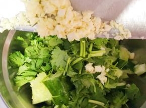 香菜段儿放入黄瓜盆里，加入剁好的蒜蓉。