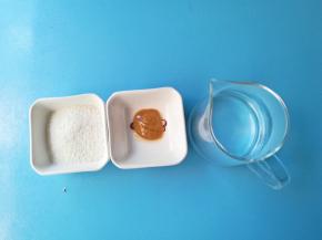 食材准备:有机米粉10克、红枣花生芝麻酱2克、60度温水100毫升