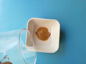 


花生酱加入少许清水稀释