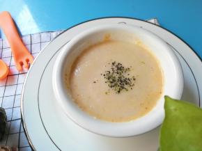 搅拌均匀后撒入海苔黑芝麻粉提味即可