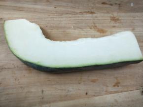 冬瓜，削皮，去籽，洗净。