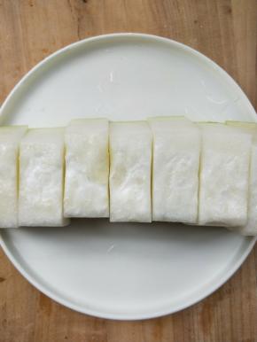 切两指宽的段。