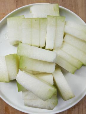 再切一指宽的小块。