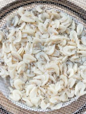 洗净，沥干水。