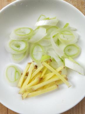 准备姜丝和葱。