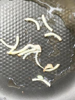 起油锅，放姜丝。