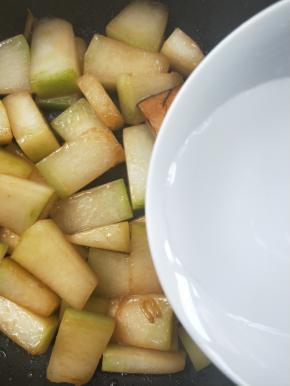 加适量清水，以没(mo)到冬瓜块一半为止。