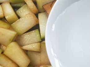 加适量清水，以没(mo)到冬瓜块一半为止。