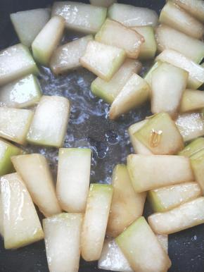 盖上锅盖，小火焖煮一会。