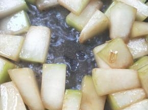 盖上锅盖，小火焖煮一会。