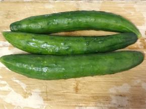 黄瓜洗净，不要去皮。