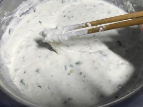 面糊状态粘稠，自发面粉自带发酵粉，静至30分钟，待它发酵。