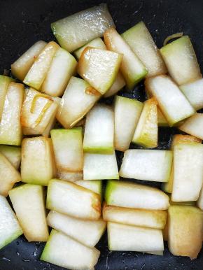 翻炒均匀，让冬瓜全部上色。