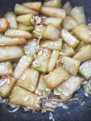 翻炒均匀，此时的冬瓜块大部分表面已经是呈透明状了。