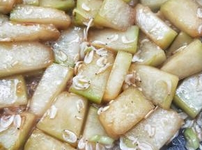 翻炒均匀，此时的冬瓜块大部分表面已经是呈透明状了。