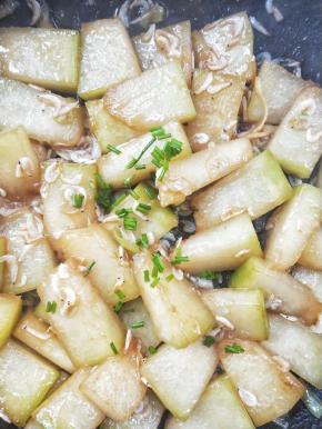 再焖煮1～2分钟左右，看冬瓜块全部变得晶莹剔透的感觉了，就可以马上改大火收汁，撒葱花，关火。