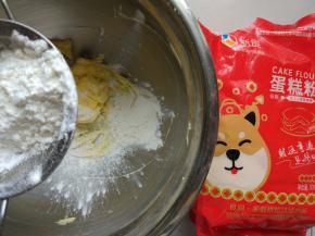4.加入过筛的低筋面粉、盐、小苏打、泡打粉、香草精用刮刀拌匀。
