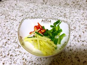 配料洗净，切好备用