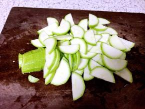 西葫芦洗净切片