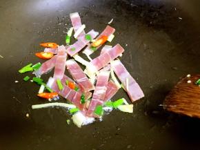 加入浸泡好的火腿翻炒