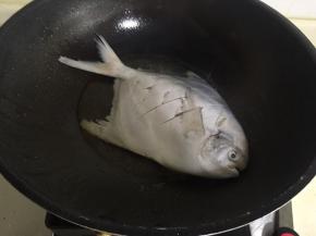放入鱼煎至两面金黄