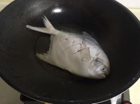 放入鱼煎至两面金黄