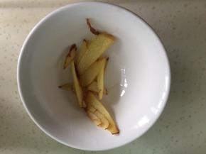 捞出姜丝（煎鱼时姜丝会焦）