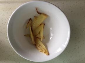 捞出姜丝（煎鱼时姜丝会焦）