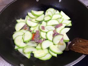 加入西葫芦大火翻炒