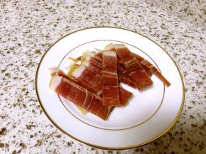 火腿切片，放水里浸泡一会儿