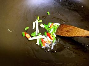 起油锅，放入配料炒香