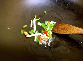 起油锅，放入配料炒香