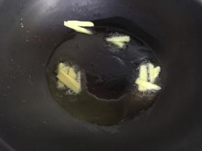 锅烧热，放油，然后放入姜丝煸出香味