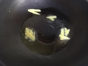 锅烧热，放油，然后放入姜丝煸出香味