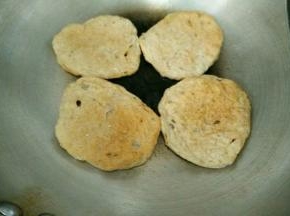 鱼扣，其实应该就是鱼丸吧？不过，是做成圆的长条。切四片，煎至两面金黄。