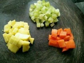 胡萝卜、土豆和莴笋分别切成小块。