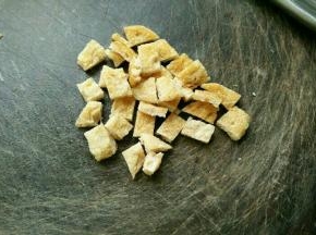 拿一块鱼扣也切成小块。