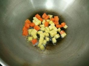 热锅凉油下胡萝卜和土豆，煸炒一下。