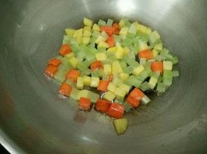 加入莴笋和一点点盐。