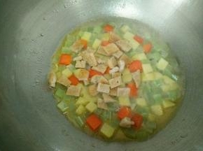 翻炒均匀后加入鱼扣。