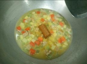 加入适量热水和一块咖喱。小火煮到咖喱融化。