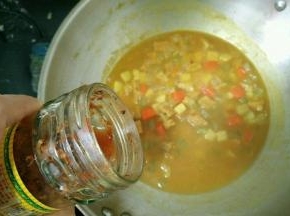 汤汁浓稠时加入适量辣椒酱，翻炒均匀即可出锅。