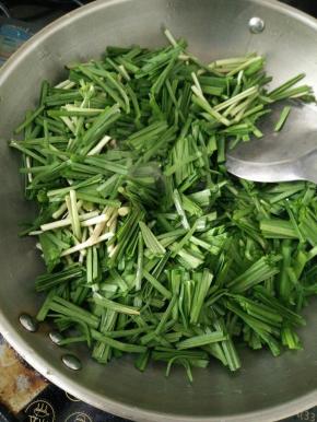 锅烧热，放多点油。倒入韭菜，大火快速翻炒十几秒钟。