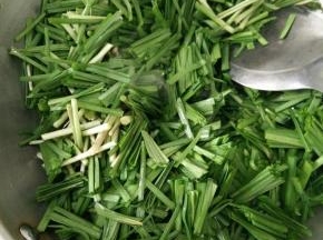 锅烧热，放多点油。倒入韭菜，大火快速翻炒十几秒钟。