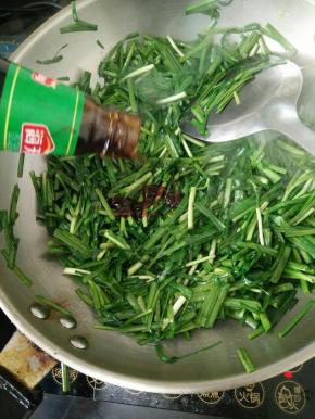 加入耗油，继续翻炒片刻。