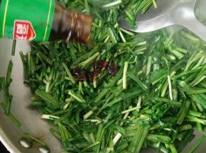 加入耗油，继续翻炒片刻。