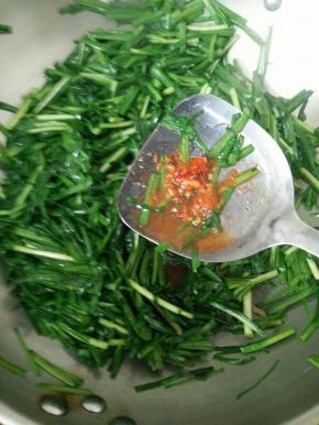 加入适量辣椒和少许盐，翻炒均匀后出锅。