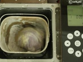 除黄油外，加入主面团所需食材一同搅和10分钟后再加入黄油，继续启动和面10分钟。