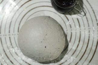 取出面团静至10分钟。