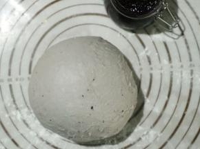 取出面团静至10分钟。